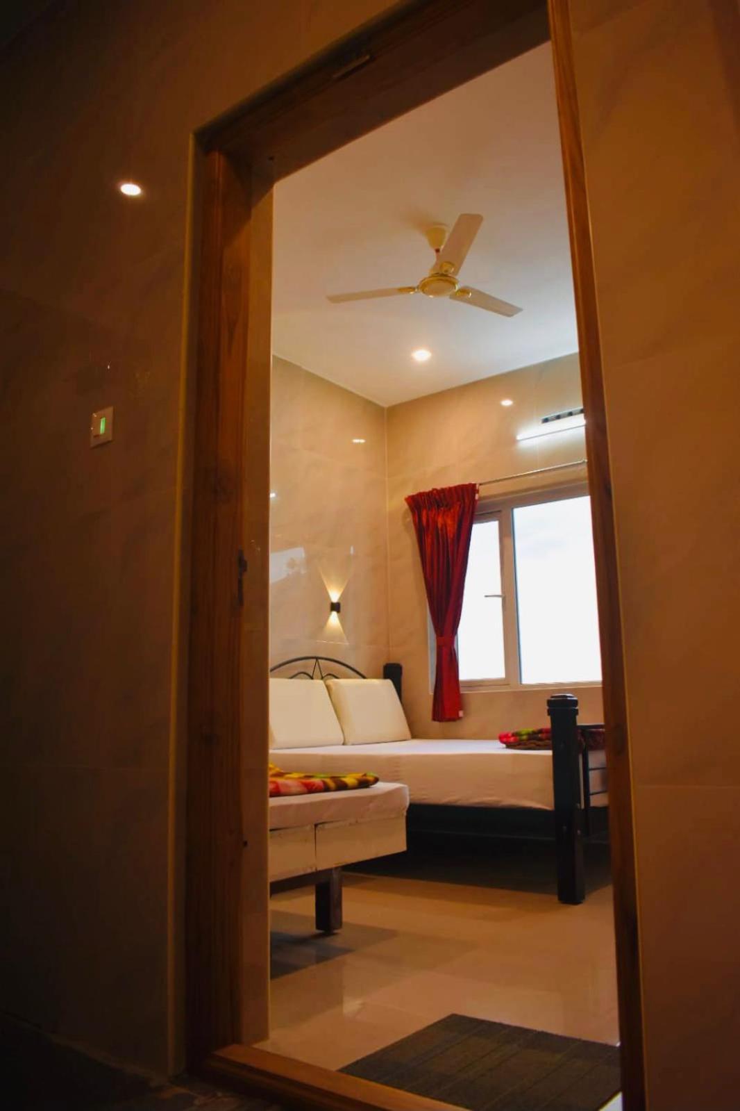 Sri Nandha Luxury Comforts Vālpārai 外观 照片