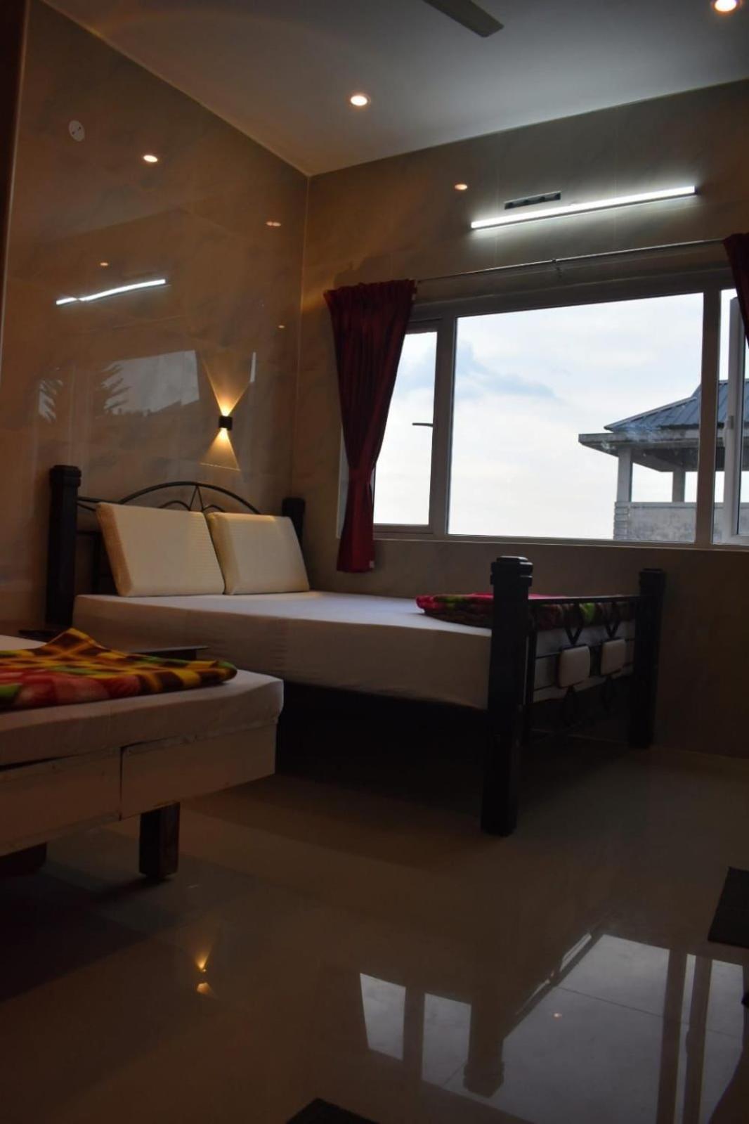Sri Nandha Luxury Comforts Vālpārai 外观 照片